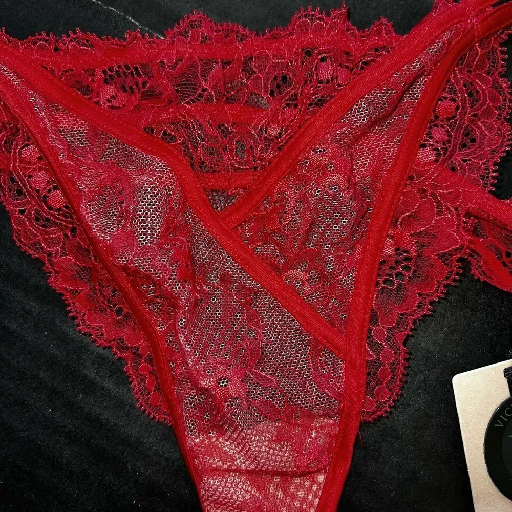 NWT Victoria's Secret DESIGNER COLLECTION LUXE M thong strappy RED lace white